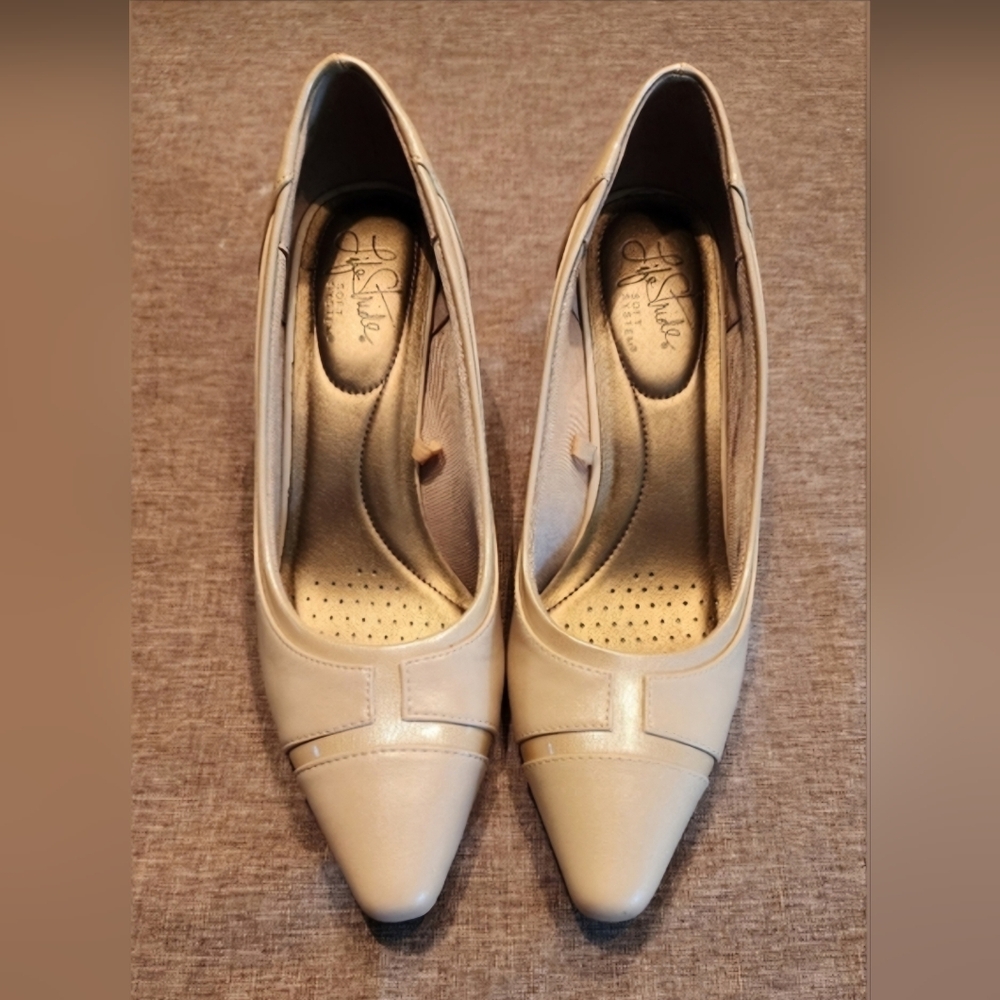 Life Stride Taupe Pumps size 7M. 3in heel LIKE NEW! Perfect for Spring & Summer!